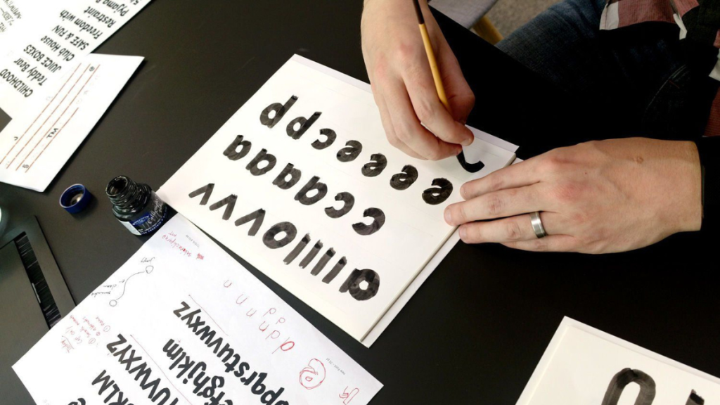 Chữ Viết Tay: Với sự trỗi dậy của trào lưu handmade và DIY, chữ viết tay đang trở thành một phong cách thiết kế hot nhất trong năm