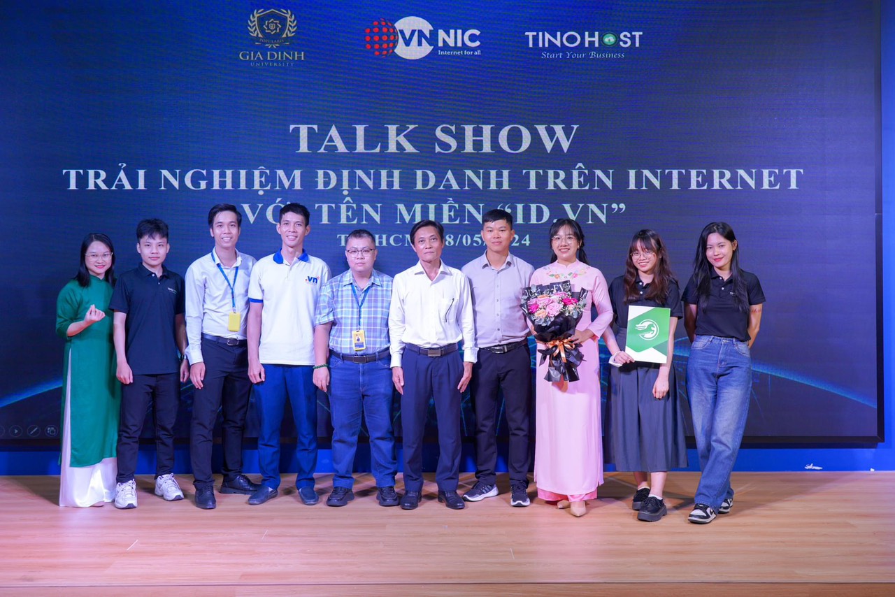 tap-the-vnnic-va-tinohost-tham-gia-to-chuc-chuong-trinh